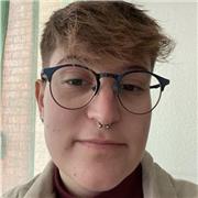 Profesora imparte clases a todas las edades de primaria